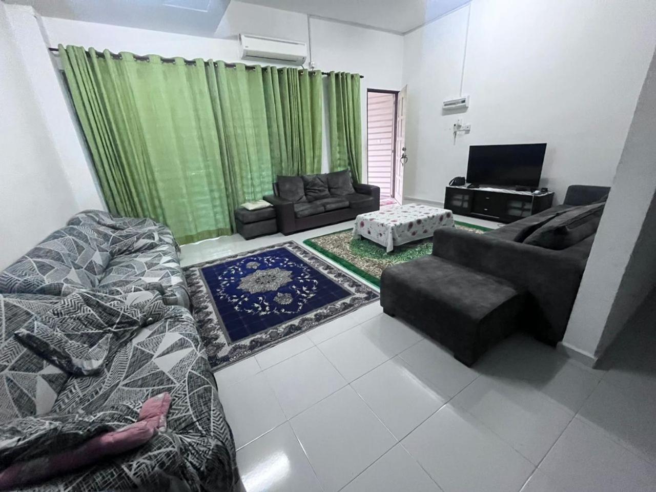 Anas @ Kuantan Villa Room photo